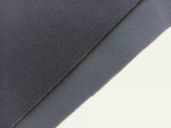 Musta lamineeritud vahtkanga tükid 3 mm
