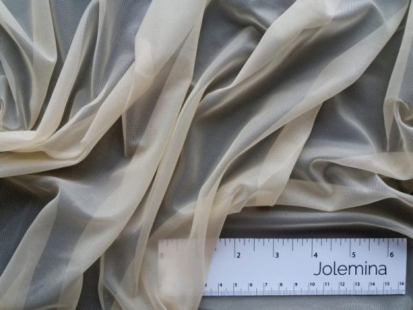 pehme läbipaistev beež kangas joonlauaga