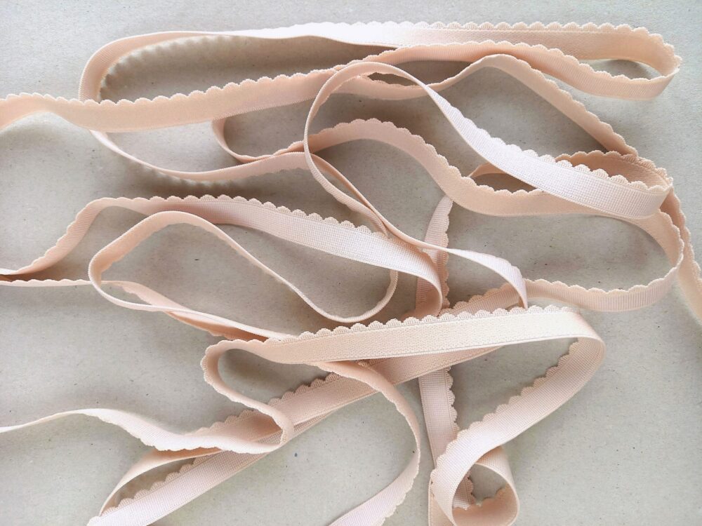 Lainelise servaga äärekumm, laius 15 mm hele roosakasbeež dekoratiivse lainelise äärega elastne äärekumm