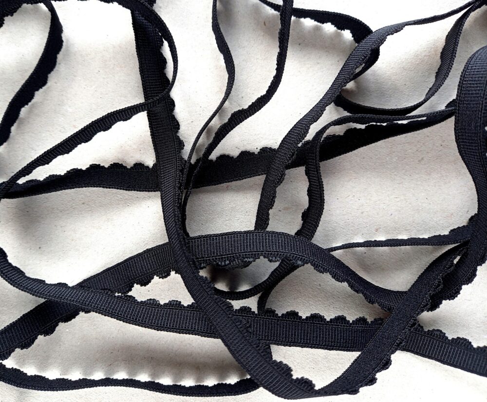 Lainelise servaga äärekumm, laius 10 mm must dekoratiivse lainelise äärega elastne äärekumm