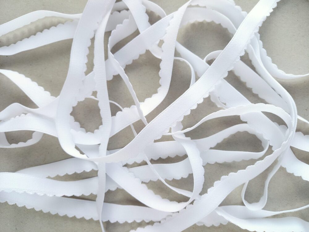 Lainelise servaga äärekumm, laius 15 mm valge dekoratiivse lainelise äärega elastne äärekumm