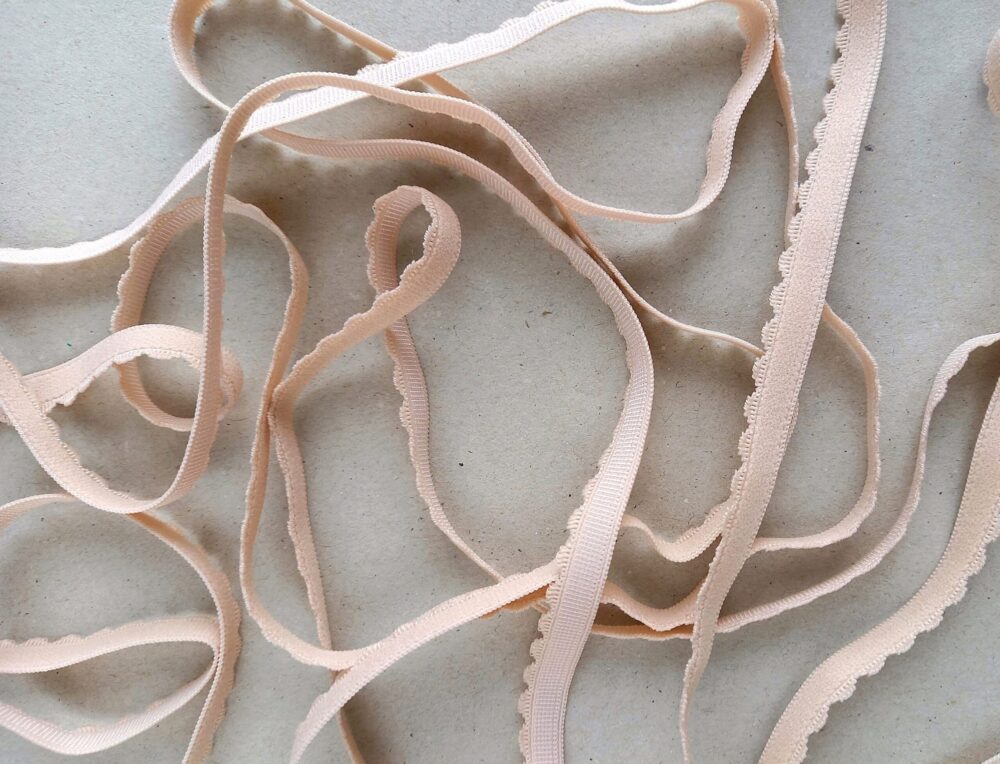 Lainelise servaga äärekumm, laius 10 mm hele roosakasbeež dekoratiivse lainelise äärega elastne äärekumm