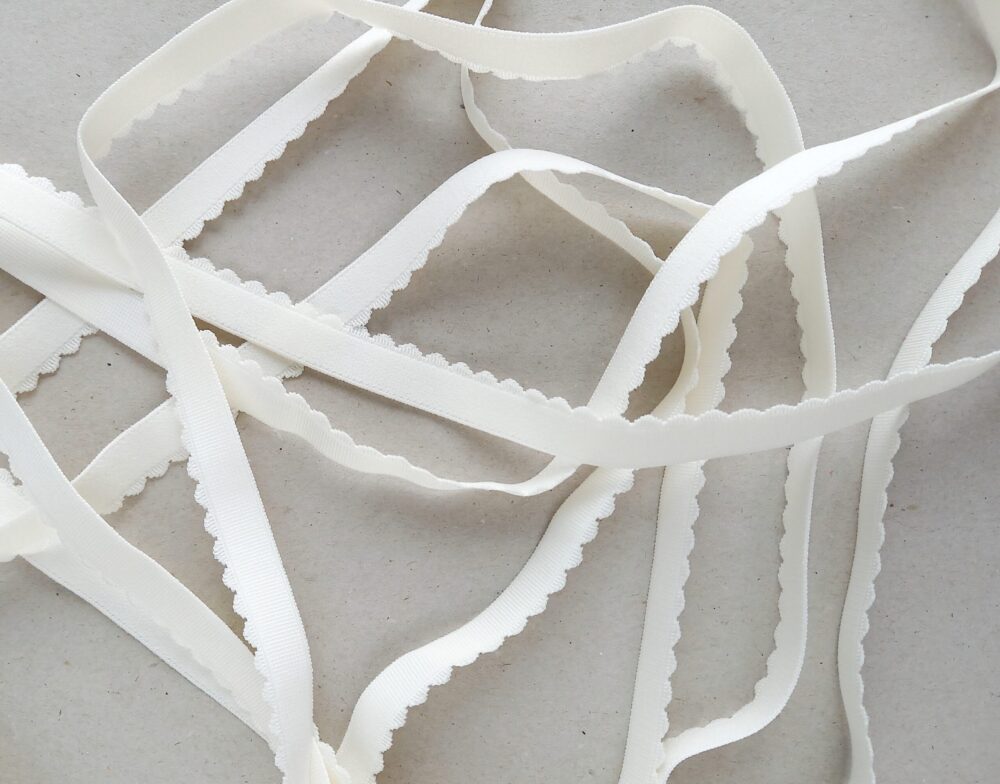 Lainelise servaga äärekumm, laius 15 mm kreemikas valge dekoratiivse lainelise äärega elastne äärekumm