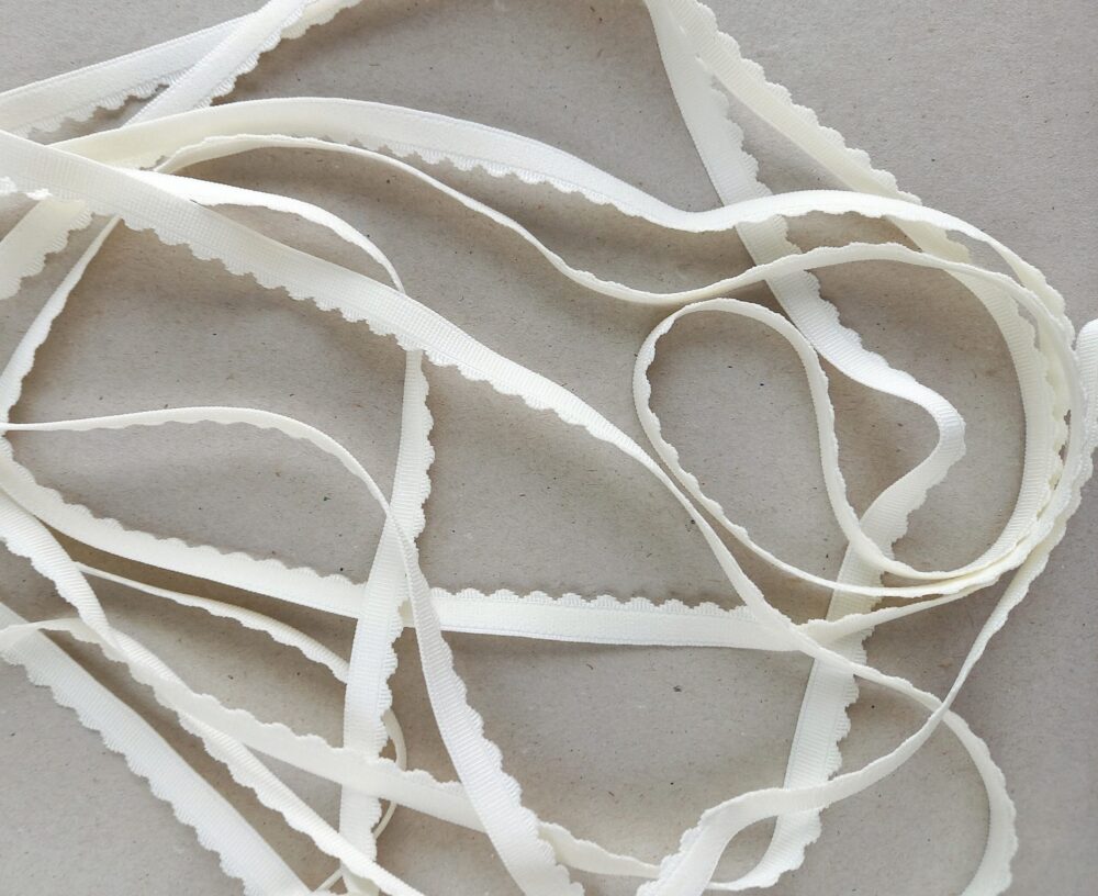 Lainelise servaga äärekumm, laius 10 mm kreemikasvalge dekoratiivse lainelise äärega elastne äärekumm