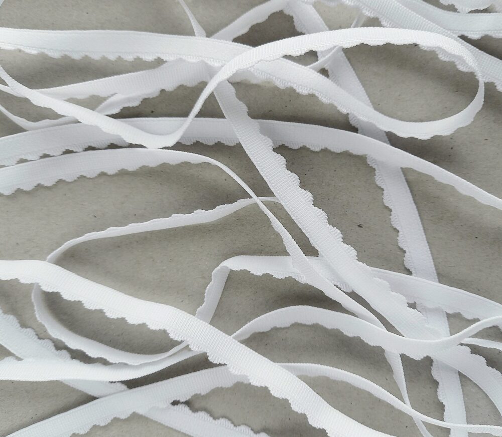 Lainelise servaga äärekumm, laius 10 mm valge lainelise äärega elastne äärekumm