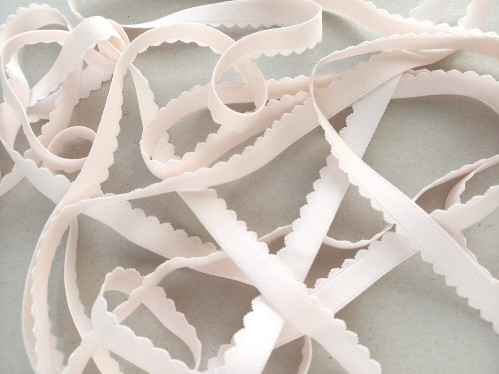 Lainelise servaga äärekumm, laius 15 mm hele kahvaturoosa dekoratiivse lainelise äärega elastne äärekumm