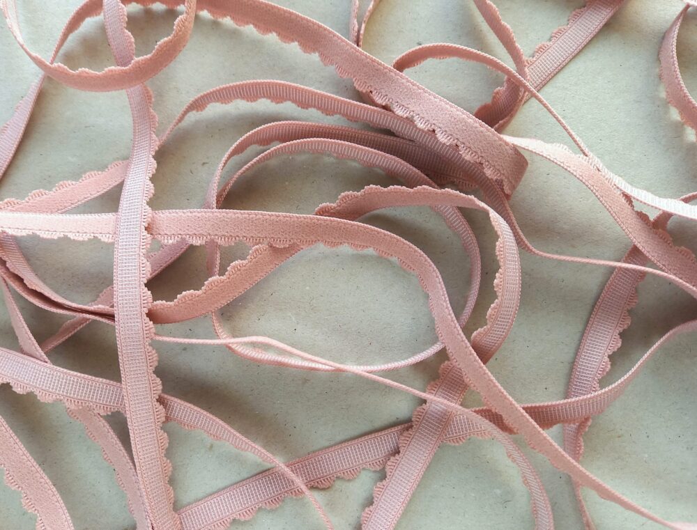 Lainelise servaga äärekumm, laius 10 mm vanaroosa dekoratiivse lainelise äärega elastne äärekumm