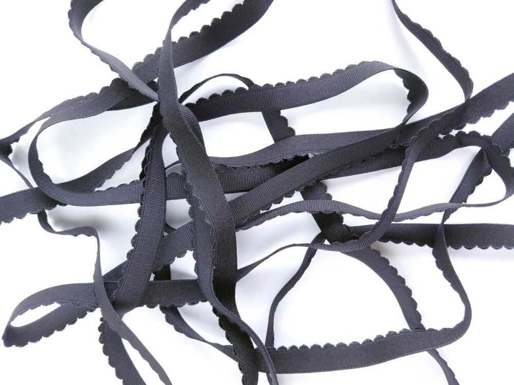 Lainelise servaga äärekumm, laius 15 mm must lainelise äärega elastikpael